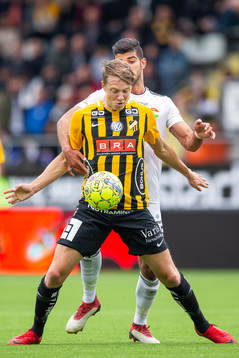 Häckens Viktor Lundberg håller undan för Dalkurds Rewan