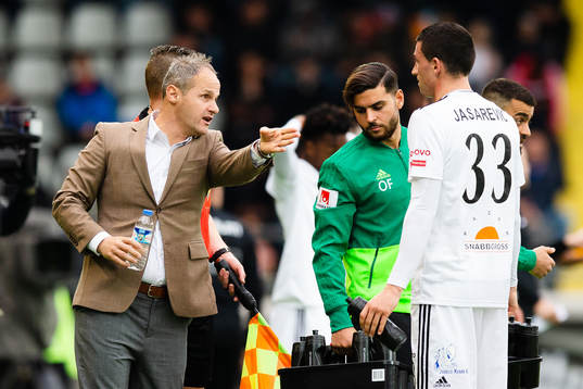 Dalkurds tränare Azrudin Valentic instruerar Irfan