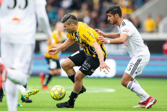 Häckens Paulinho och Dalkurds Rewan Amin i kamp om bollen