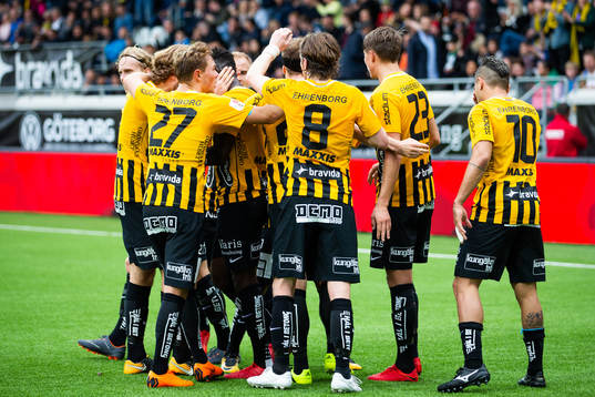 Häckens Alhassan Kamara jublar med lagkamrater