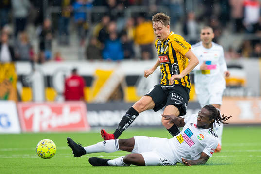 Dalkurds Kebba Ceesay glidtacklar Häckens Viktor Lundberg