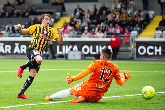 Häckens Viktor Lundberg gör 2-0-målet bakom Dalkurds