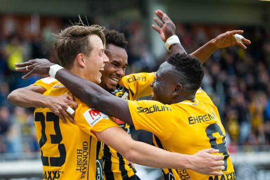 Häckens Viktor Lundberg jublar med Nasiru Mohammed och