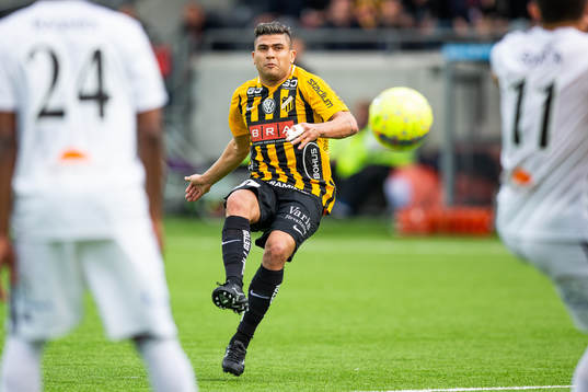 Häckens Paulinho skjuter en frispark