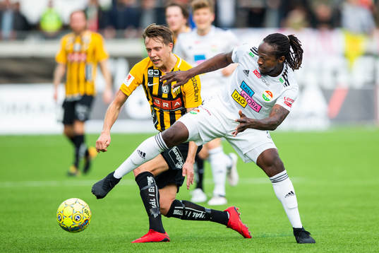 Häckens Viktor Lundberg och Dalkurds Kebba Ceesay i kamp