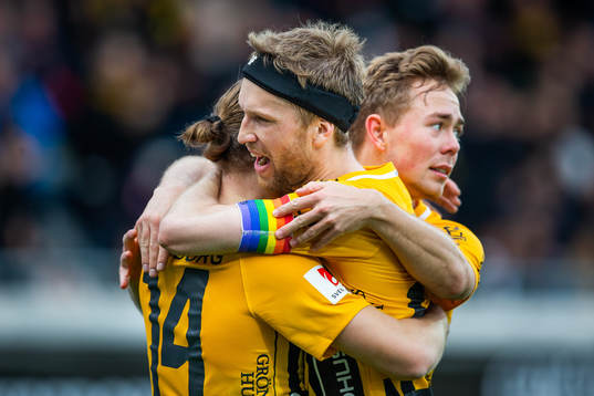 Häckens Karl Bohm kramas om av Rasmus Lindgren och Joel