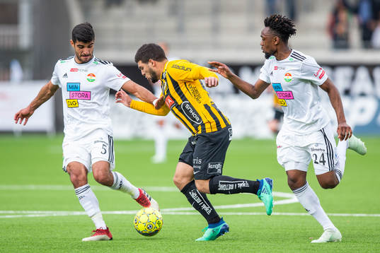 Häckens Moestafa El Kabir driver bollen mellan Dalkurds