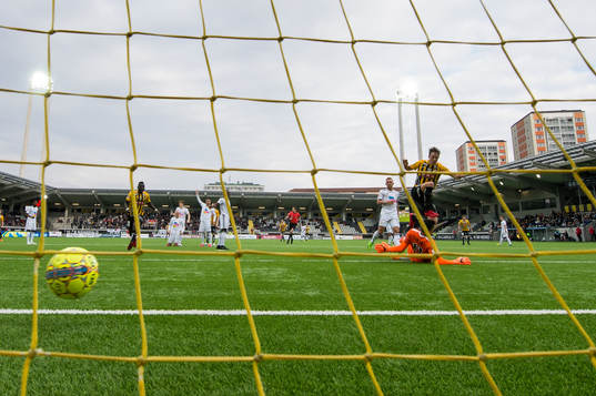 Häckens Viktor Lundberg skjuter 2-0 bakom Dalkurds