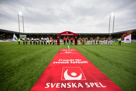Dalkurd och Häcken på line up innan fotbollsmatchen i
