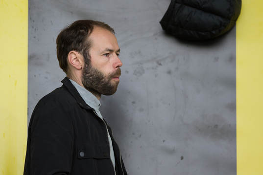 Häckens avstängde tränare Andreas Alm på läktaren