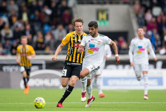 Dalkurds Rewan Amin före Häckens Viktor Lundberg