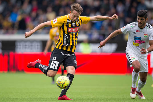 Häckens Viktor Lundberg skjuter ett skott