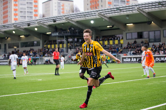 Häckens Viktor Lundberg jublar