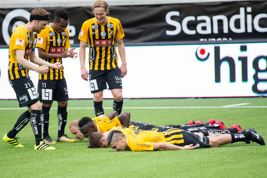 Häckens Alhassan Kamara firar 1-0 med lagkamrater