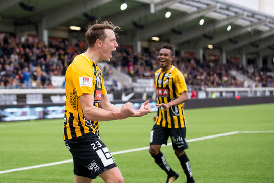 Häckens Viktor Lundberg jublar