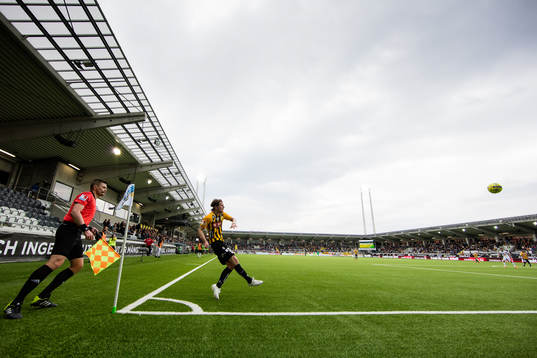 Häckens Erik Friberg slår en hörna