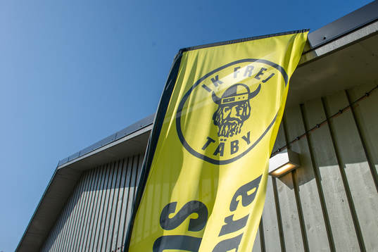 En flagga med Frejs logotyp före en fotbollsmatch i