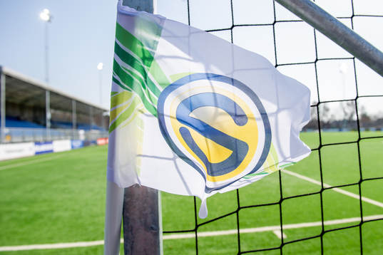 En flagga före en fotbollsmatch i Superettan mellan Frej