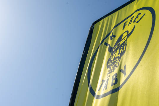 En flagga med Frejs logotyp före en fotbollsmatch i