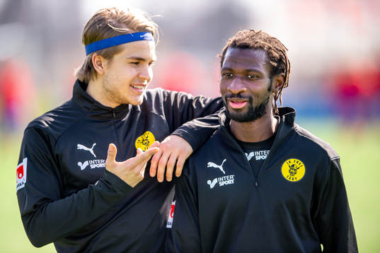 Frejs Amadeus Sögaard och Amadou Jawo före en