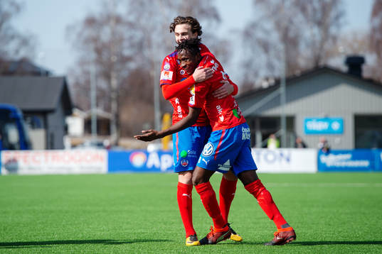 Helsingborgs Mamudo Moro och Rasmus Rosenqvist jubkar