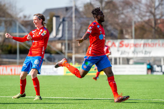 Helsingborgs Mikael Dahlberg och Mamudo Moro jublar