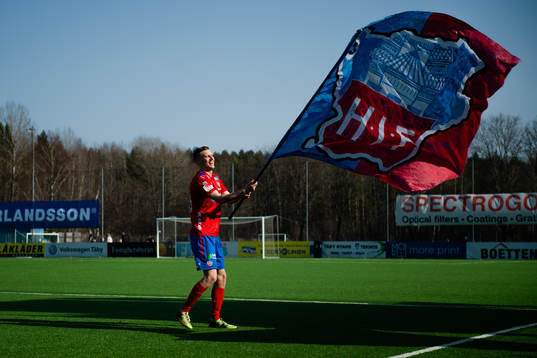 Helsingborgs Andri Rúnar Bjarnason jublar med en flagga