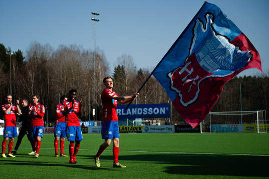 Helsingborgs Andri Rúnar Bjarnason jublar med en flagga