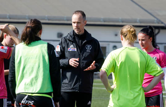 BK30s tränare Jörgen Nyberg instruerar spelarna före