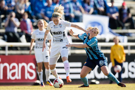 Eskilstunas Lisa Dahlkvist i kamp om bollen med med