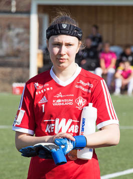 Mallbackens Emma Rinaldo före fotbollsmatchen i Elitettan