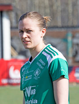 Mallbackens Elsa Hellstrand före fotbollsmatchen i