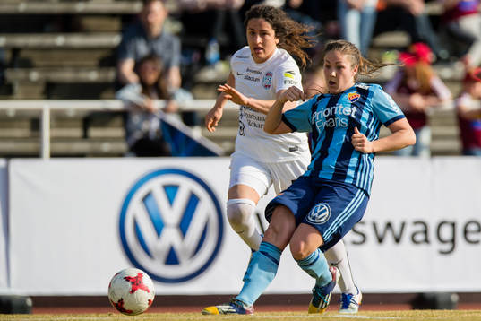 Djurgårdens Michelle Wörner och Eskilstunas Molly Menchel