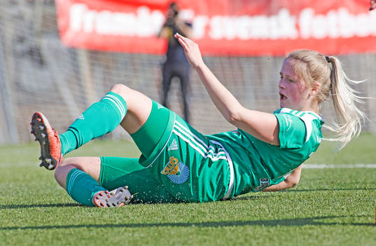 Mallbackens Amanda Jansson före fotbollsmatchen i