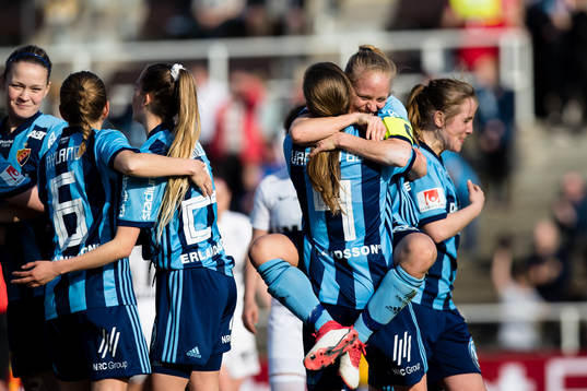 Djurgårdens Mia Jalkerud omfamnar Michaela van