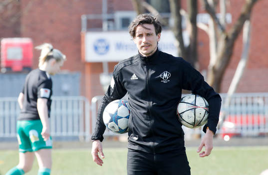 Mallbackens tränare Filip Rinstad före fotbollsmatchen i