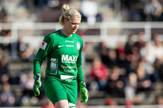 Eskilstunas målvakt Emelie Lundberg deppar