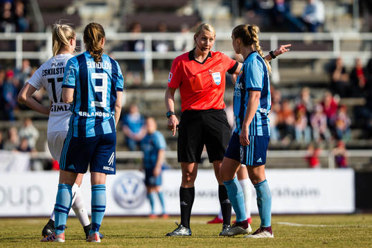 Domare Tess Olofsson diskuterar med Djurgårdens Petronella