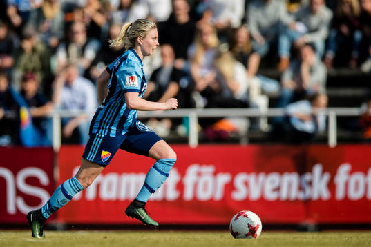Djurgårdens Fanny Andersson  driver fram med bollen