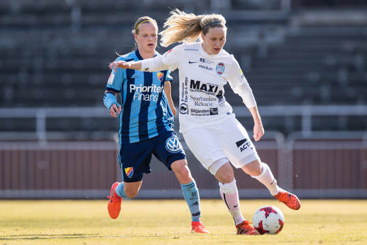 Eskilstunas Lisa Dahlkvist jagas av Djurgårdens Michaela