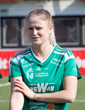 Mallbackens Amanda Jansson före fotbollsmatchen i