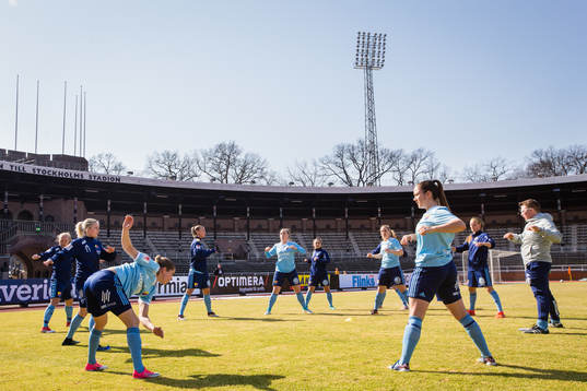 Djurgårdens spelare värmer upp
