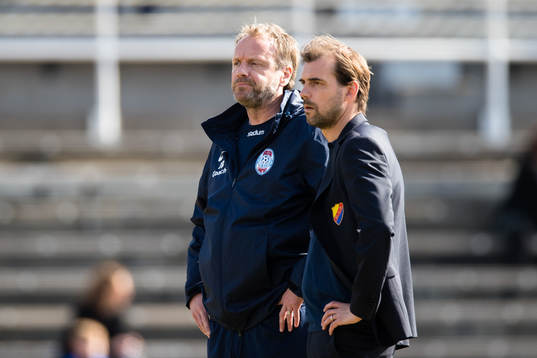 Djurgårdens tränare Joel Ridez samtalar med Eskilstunas