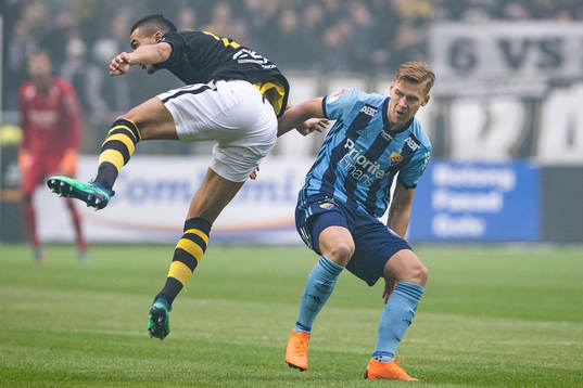s Nabil Bahoui och Djurgårdens Felix Beijmo i närkamp