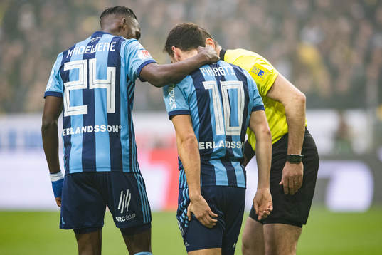 Djurgårdens Kerim Mrabti tar sig för baksida låret och