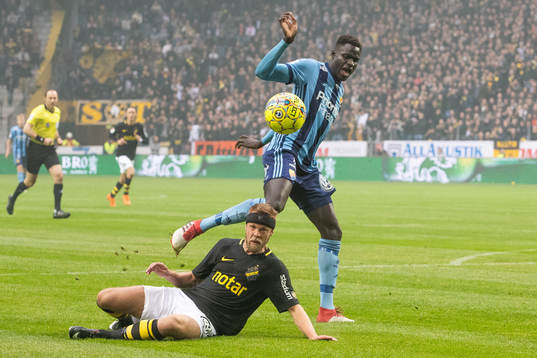 s Daniel Sundgren och Djurgårdens Aliou Badji i kamp om