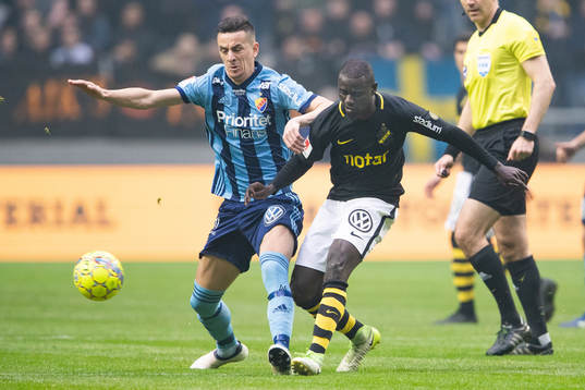 s Enoch Kofi Adu och Djurgårdens Haris Radetinac i kamp om
