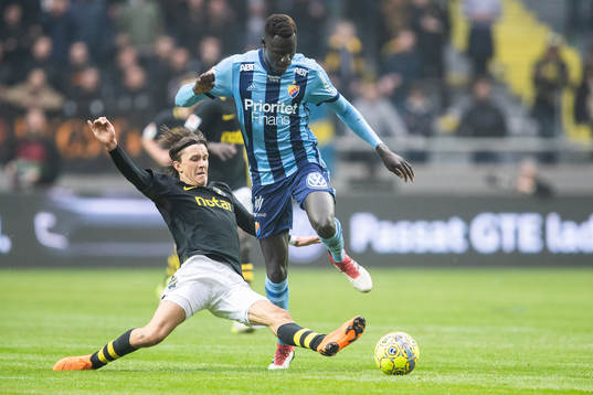 s Kristoffer Olsson och Djurgårdens Aliou Badji i kamp om