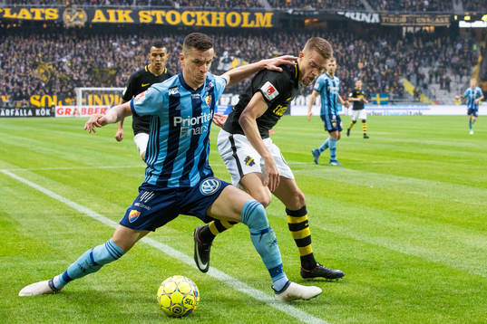s Rasmus Lindkvist i kamp om bollen