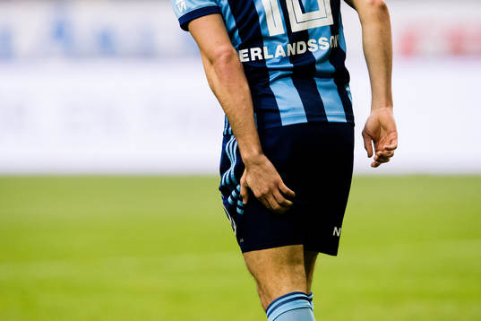 Djurgårdens Kerim Mrabti tar sig för baksidan av låret